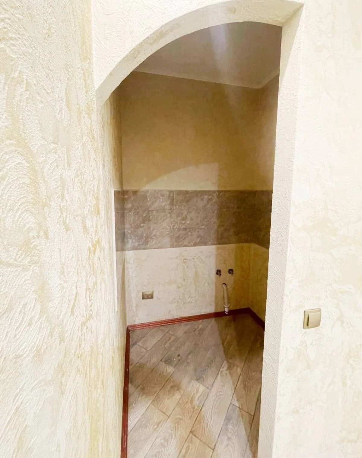 Приміщення, Солом'янка: дизайнерський ремонт, фасадне, 2 входи - фото 3