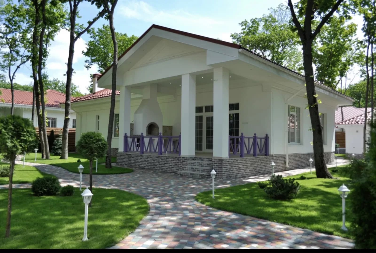Котедж, Лісне: дубовий гай, тераса з барбекю, гараж