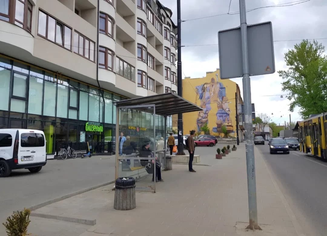 Приміщення у ЖК Львівський дворик: фасадне, вітрини на дві сторони - фото 2