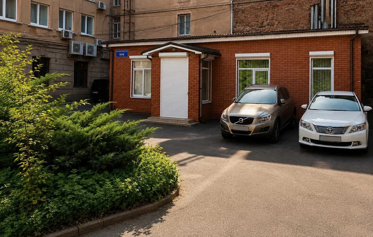 Офісна будівля, центр Дніпра: автономне живлення, бомбосховище