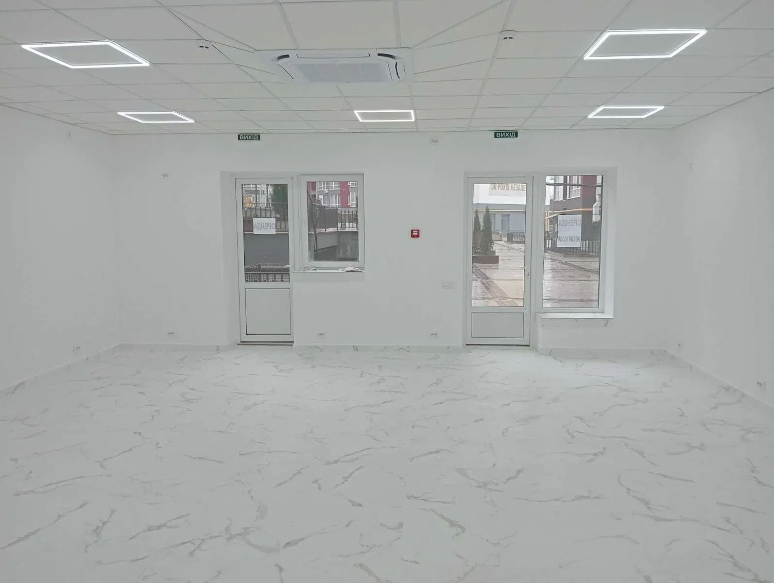 Магазин у ЖК Княгинин 44: фасадне, два входи, панорамні вікна - фото 5