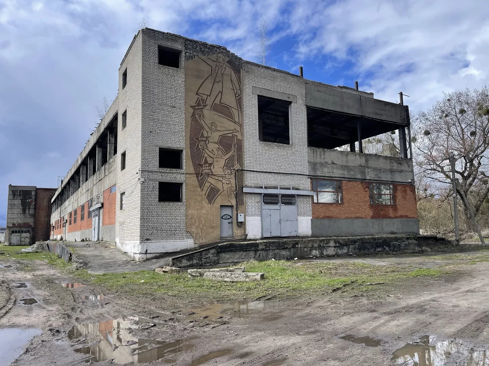 Будівля, Охтирка: рампа по периметру, асфальтне покриття - фото 1