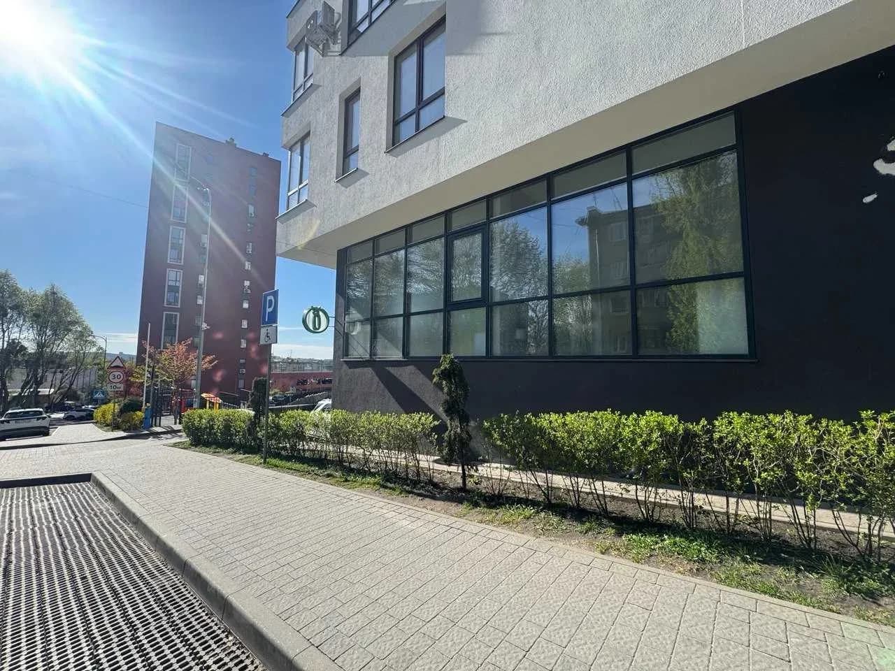 Офіс у ЖК Семицвіт: фасадне, з ремонтом, меблями та технікою - фото 3