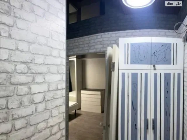 1-кімнатна квартира, вулиця Миру: цегляні стіни, натяжна стеля - фото 4