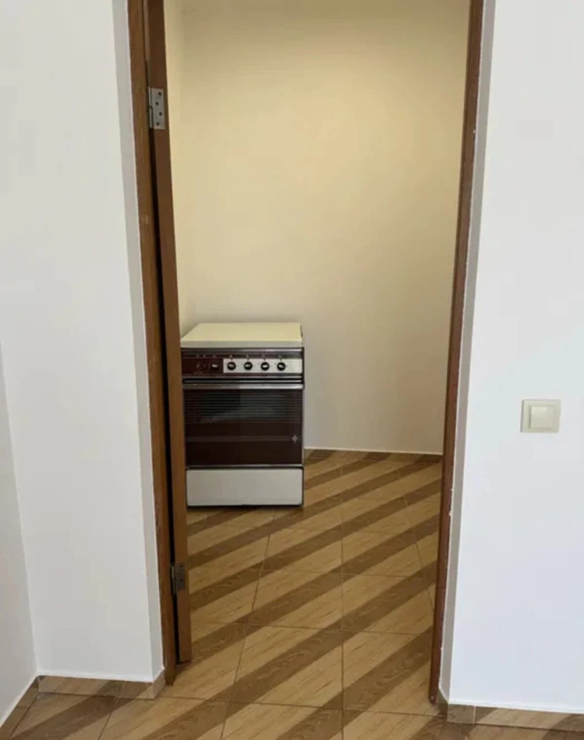 1-кімнатна квартира, вул. Стуса Василя: євроремонт, цегляні стіни - фото 3