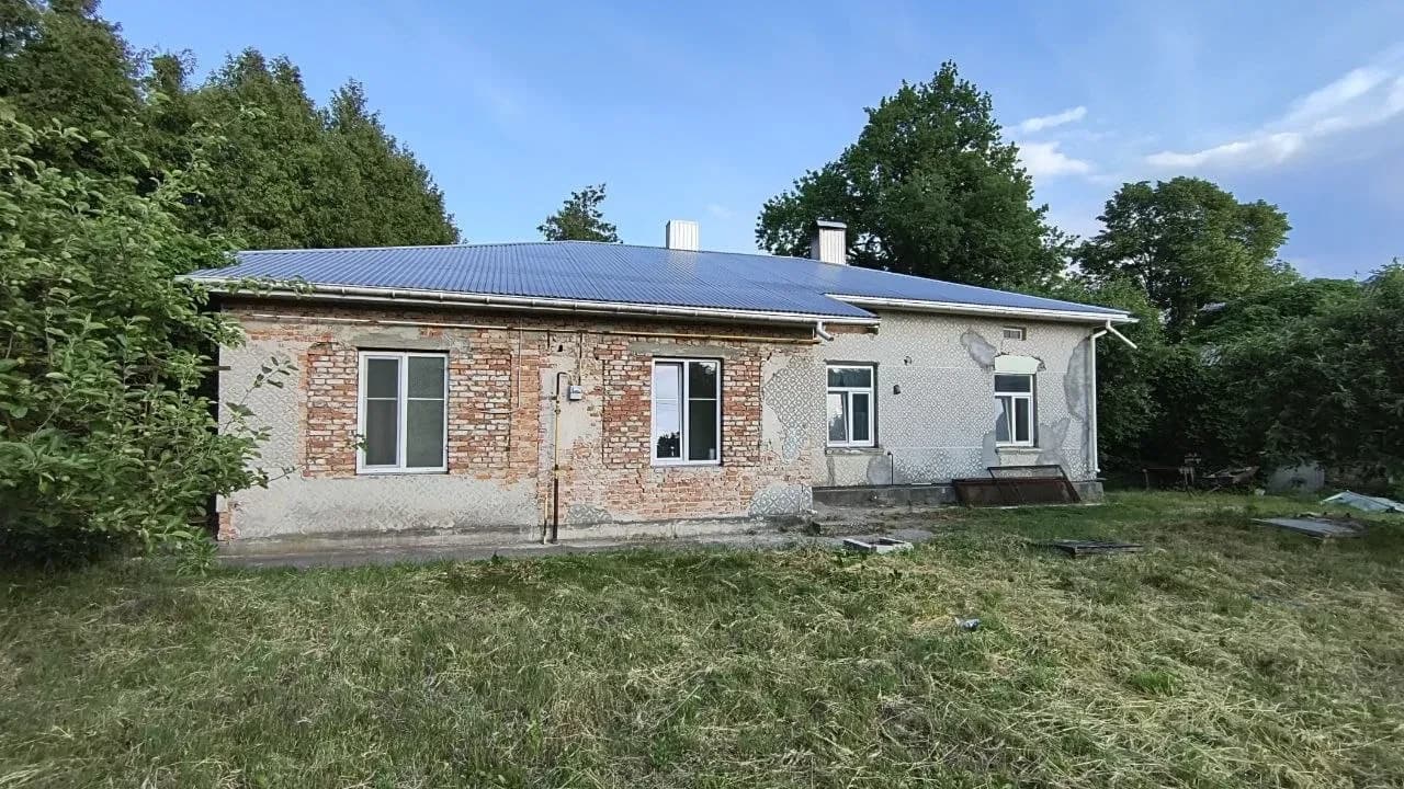 Будинок, Супранівка: власне бомбосховище, школа за парканом - фото 1