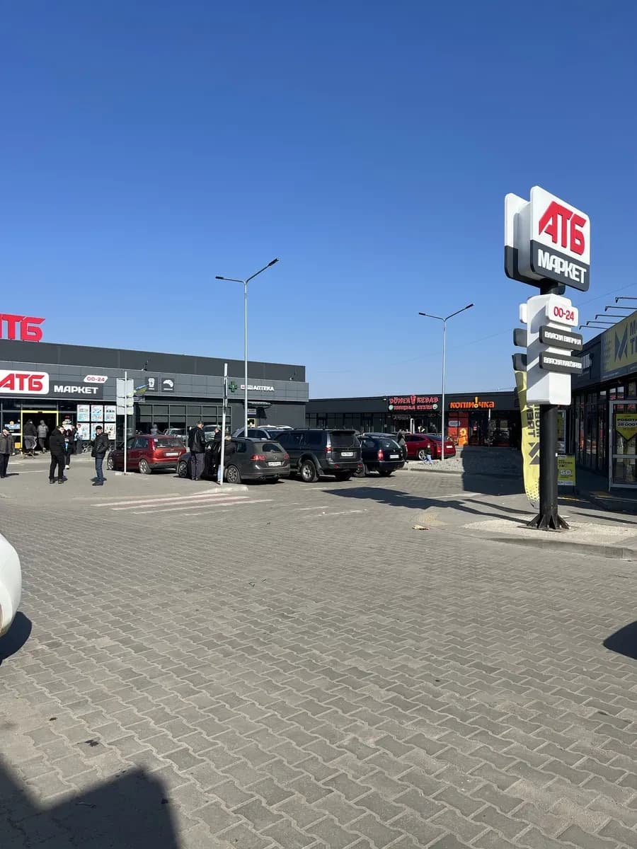 Торгові приміщення, Черняхів: до 25 кВт, три фази, АТБ поруч