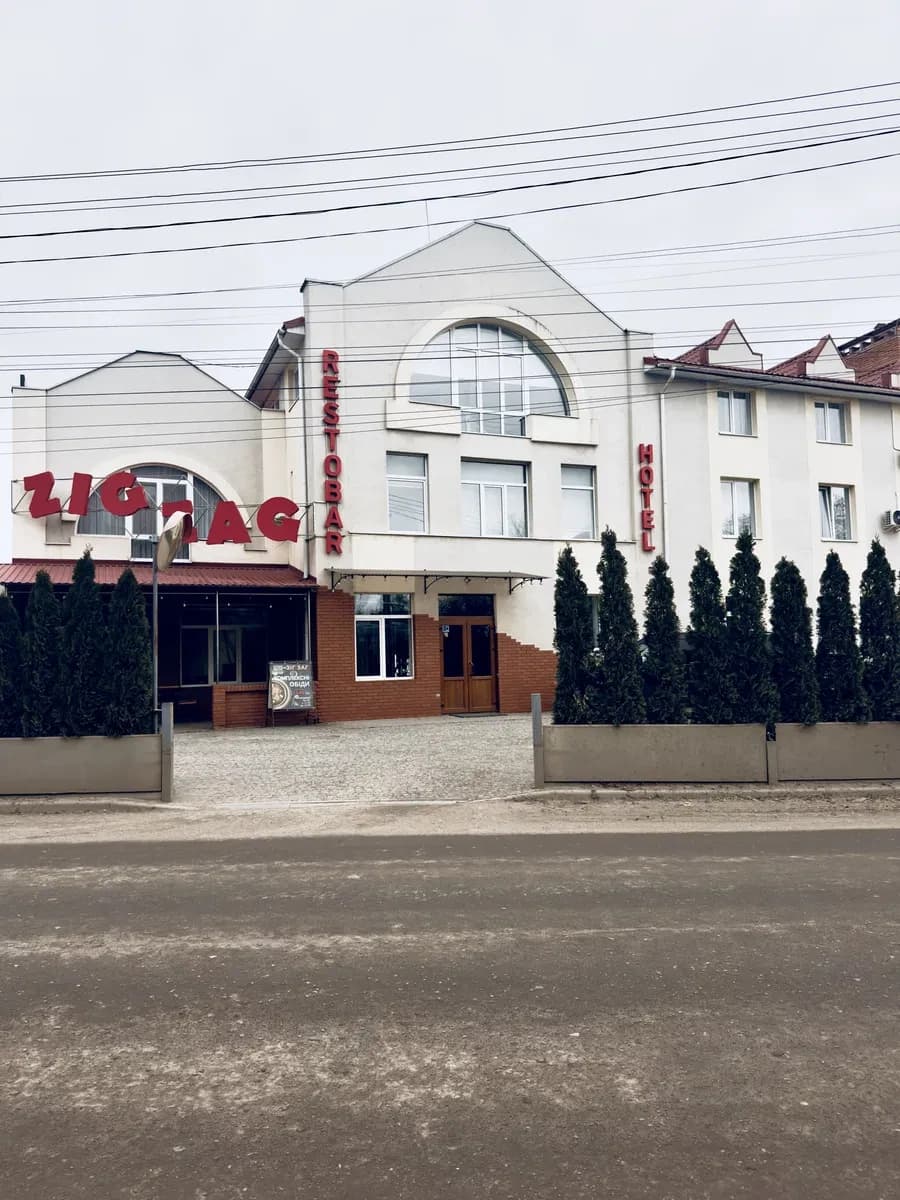 Готельно-ресторанний комплекс, Кам'янець-Подільський: 21 номер, 4 зали