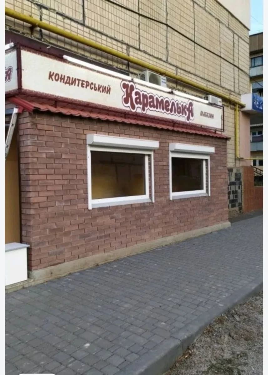 Приміщення, Петрово: фасадне, щільний трафік покупців, усі комунікації