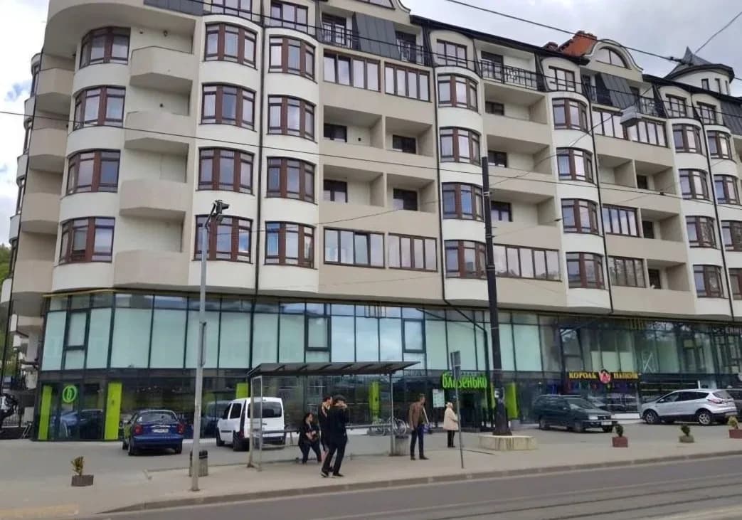 Приміщення у ЖК Львівський дворик: фасадне, вітрини на дві сторони - фото 3