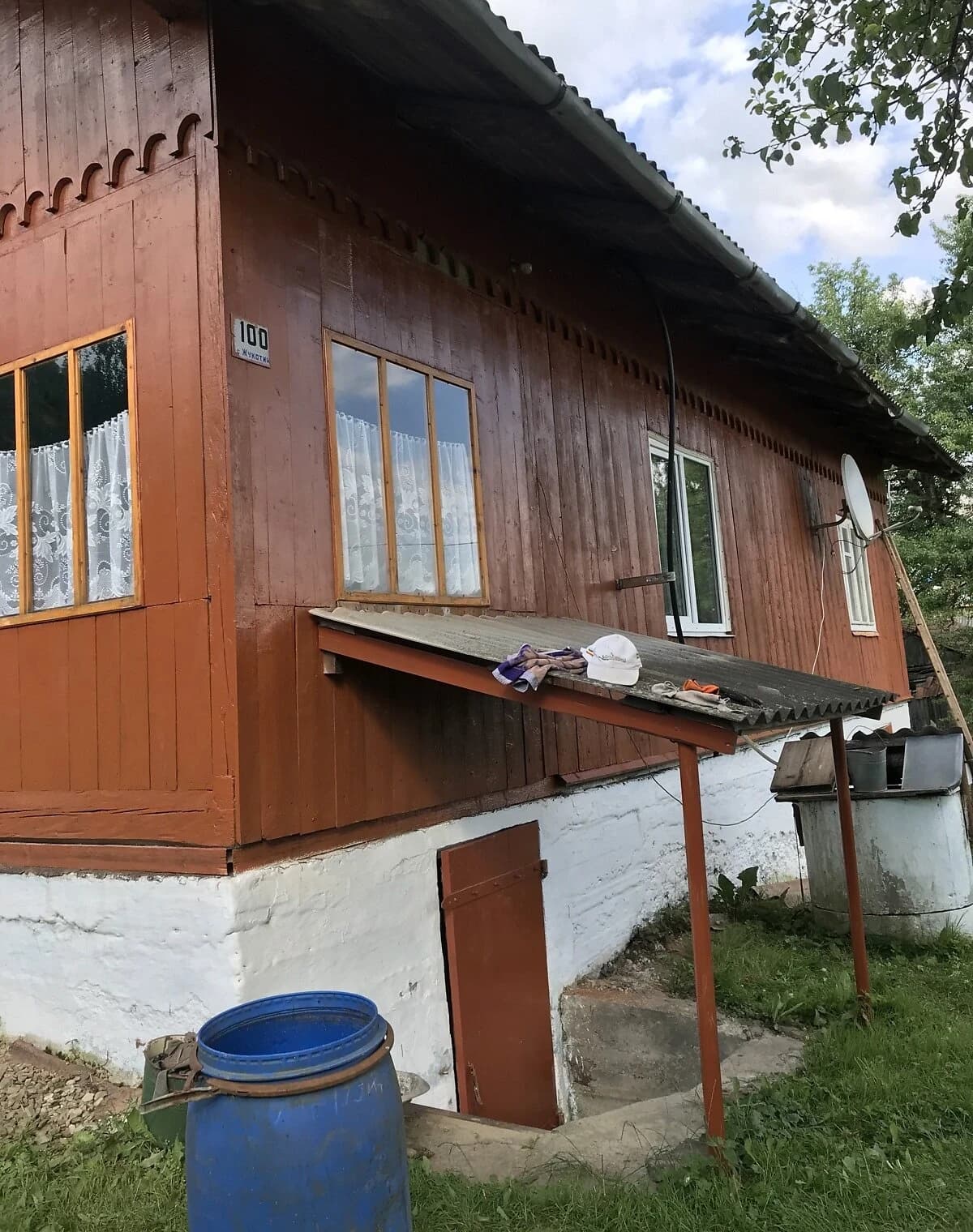 Будинок, Жукотин: веранда, криниця, гараж із підвалом