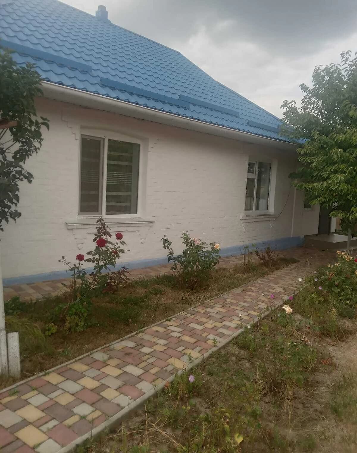 Будинок, Тараща: гараж із підвалом, сад і літня кухня