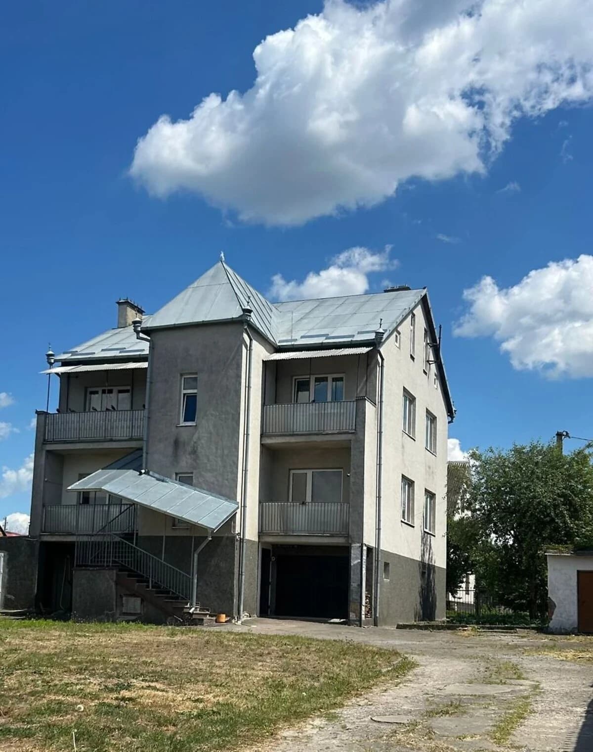 Частина будинку на вул. Малорівненська: гараж із підвалом, камін - фото 1