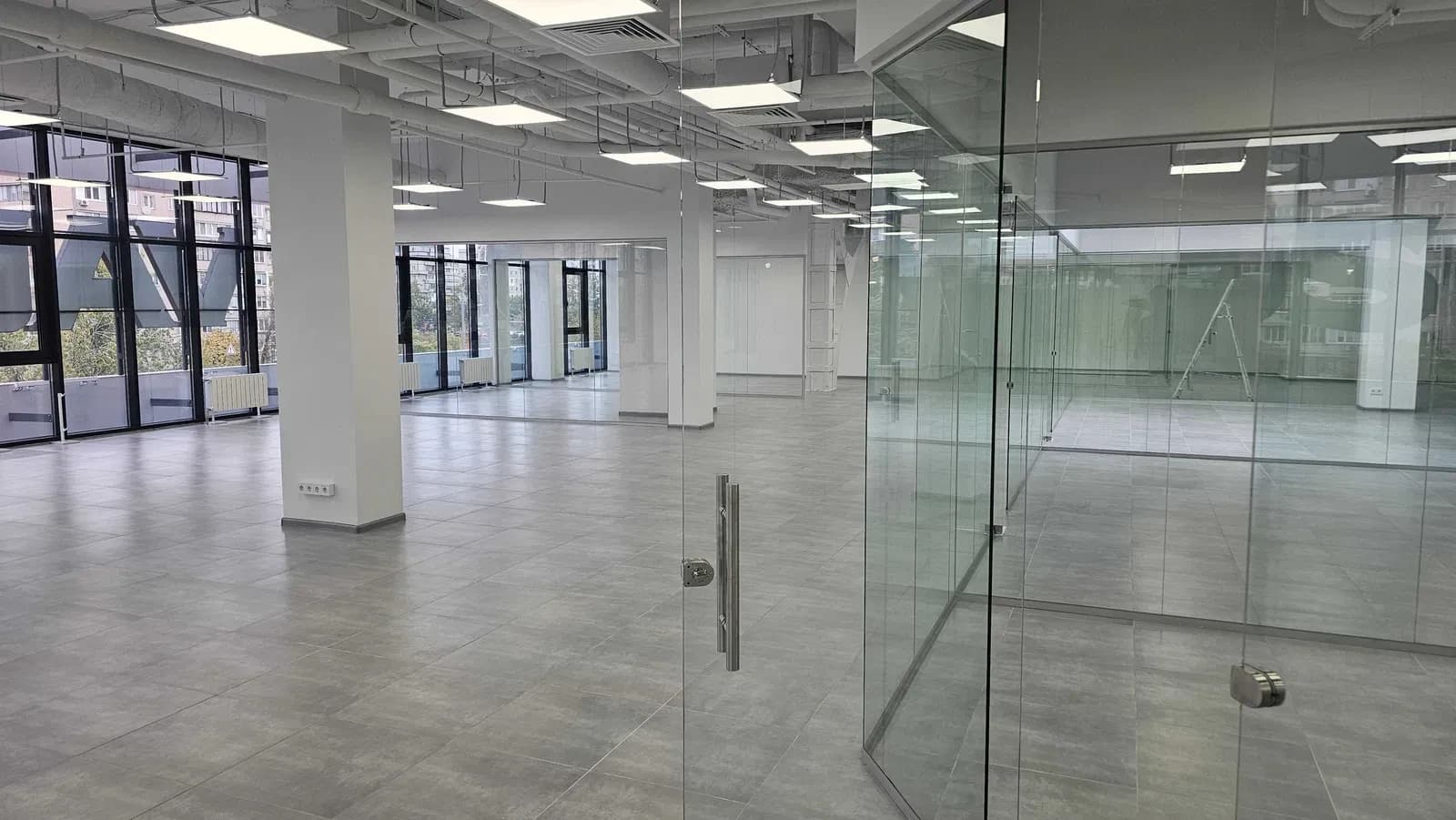 Офіс у БЦ Lake Plaza: прямий вихід із метро, open space, панорамні вікна - фото 3