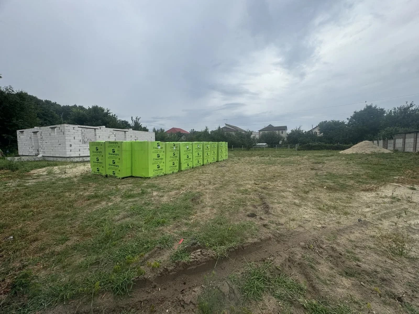 Ділянка 10 соток, Бровари: світло на ділянці, газоблок, вагончик - фото 3