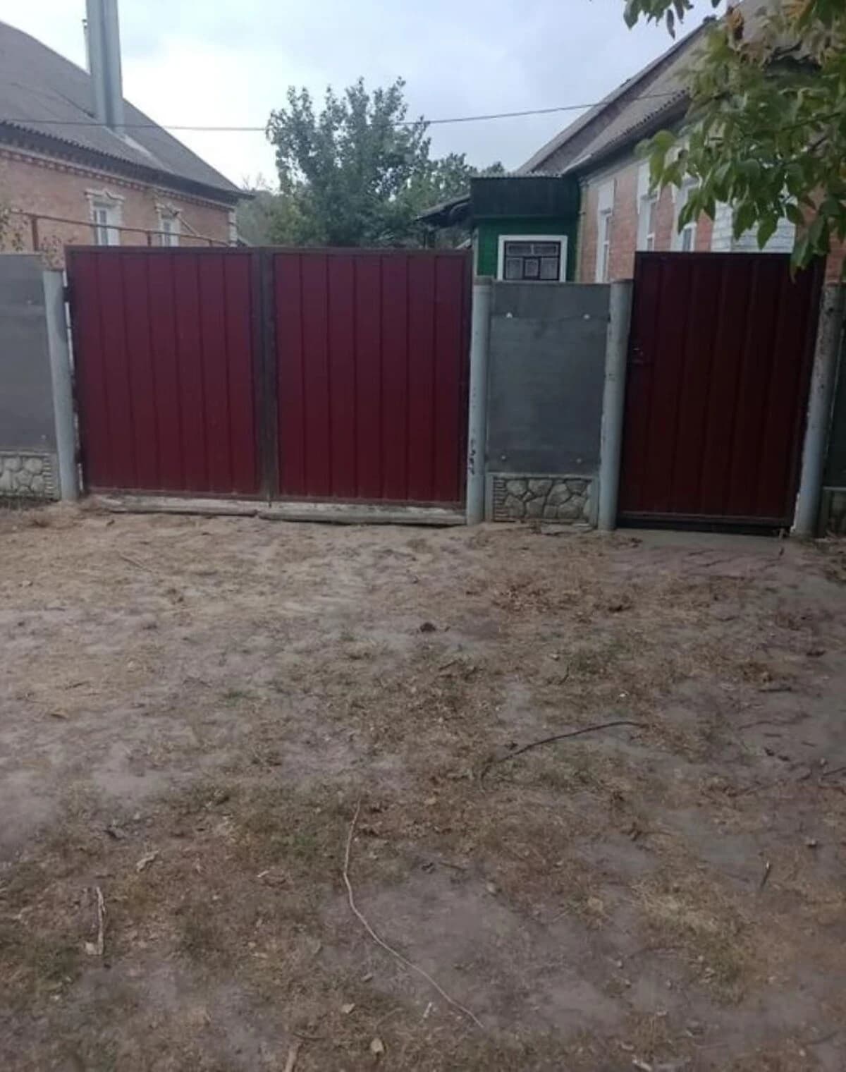 Будинок, Ромни: свердловина, сад, господарські будівлі