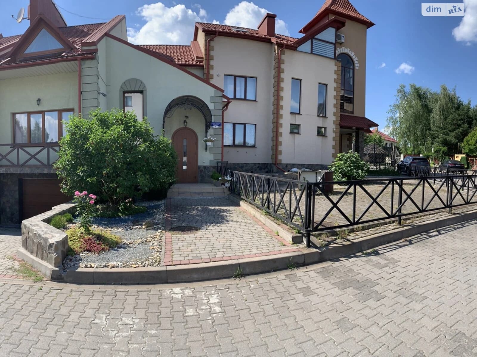 Таунхаус, Першотравневий: гараж із підвалом, 7 соток, 2011-2015