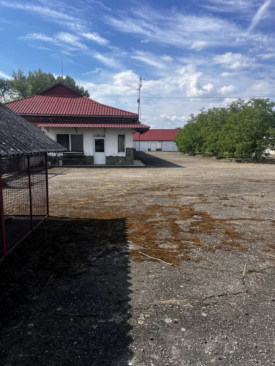 Склад, Пійтерфолво: гараж, свердловина, охорона території
