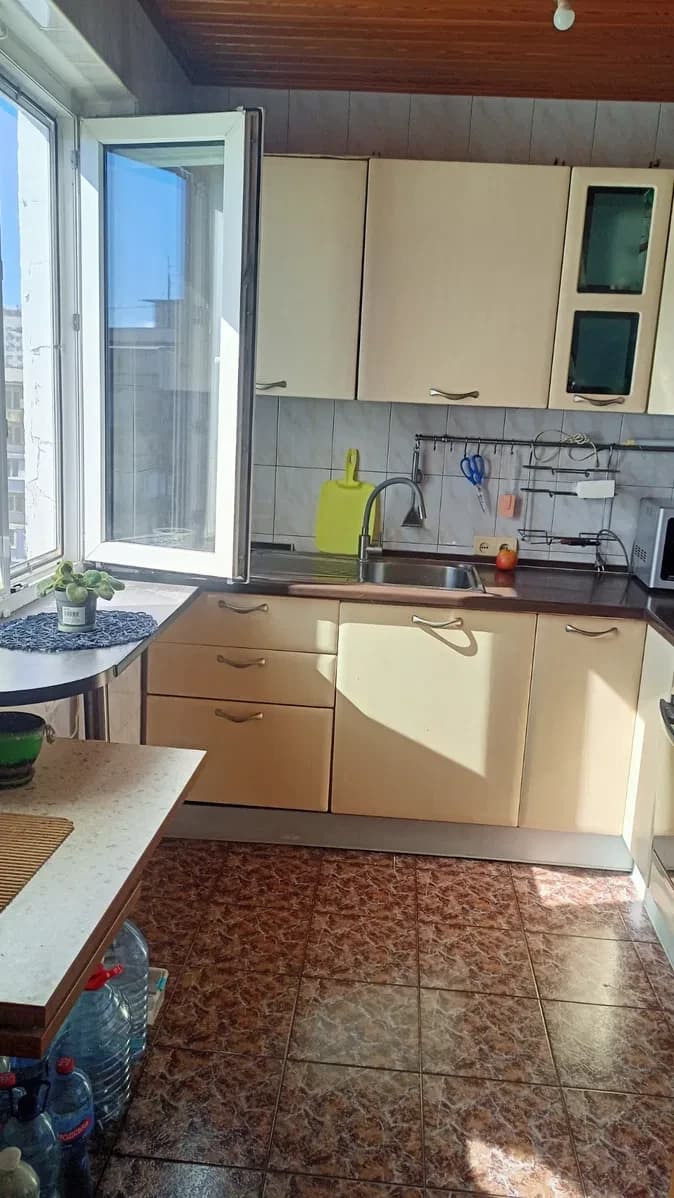 2-кімнатна квартира, Караваєві дачі: косметичний ремонт, власна котельня