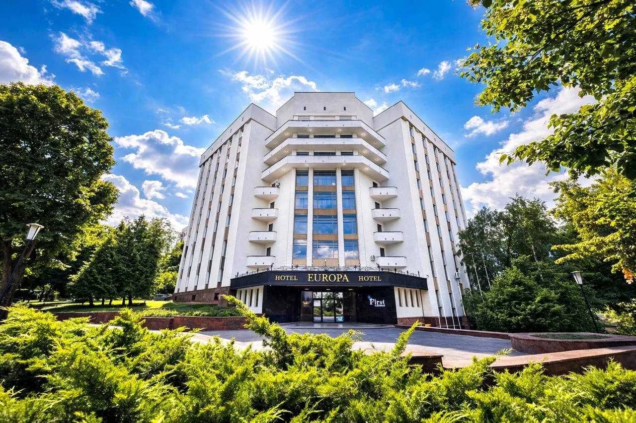 Готельний комплекс «Європа», центр: 9 поверхів, 96 номерів - фото 1
