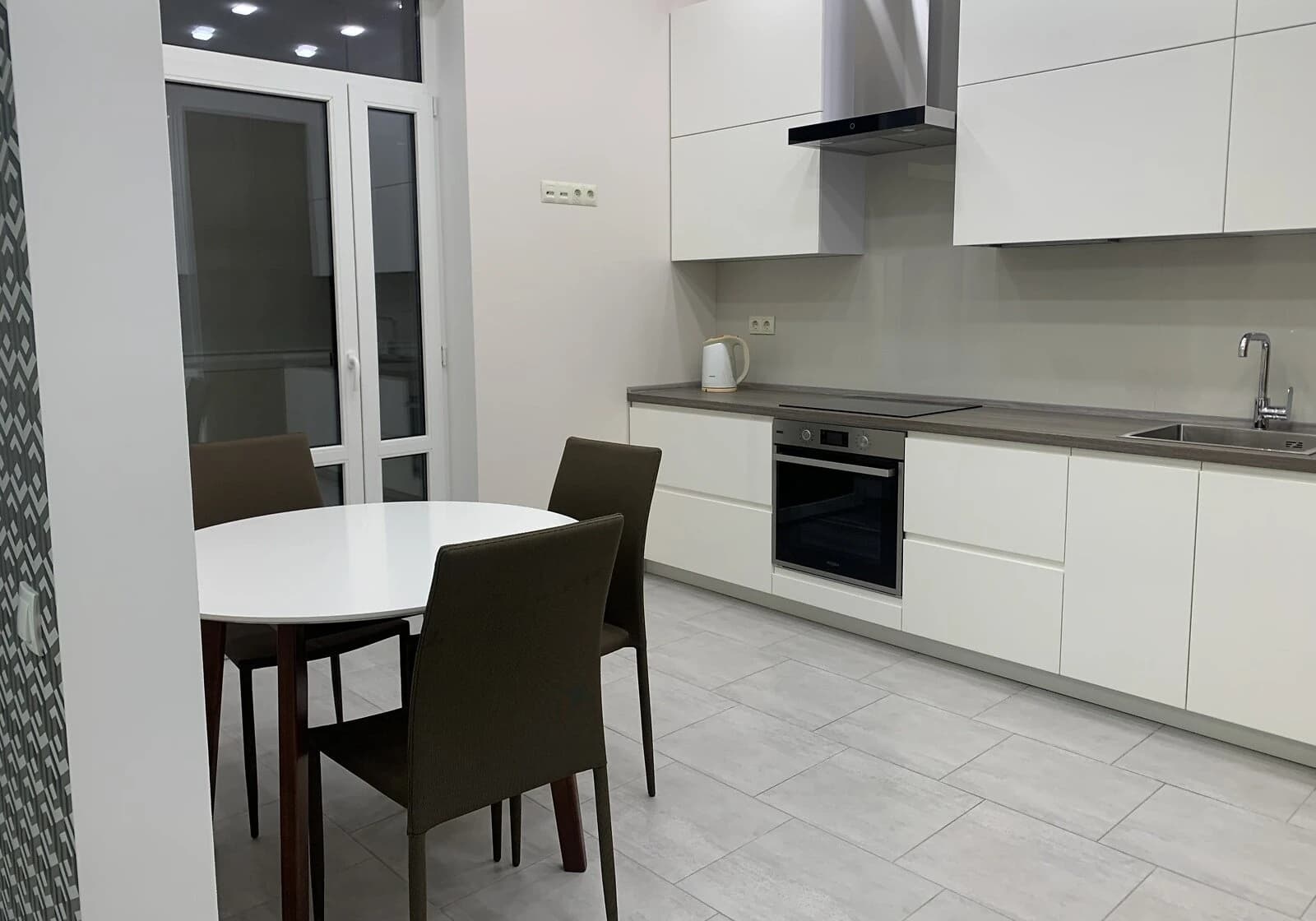 1-кімнатна квартира, Печерськ: кухня-студія, ліфт працює без світла