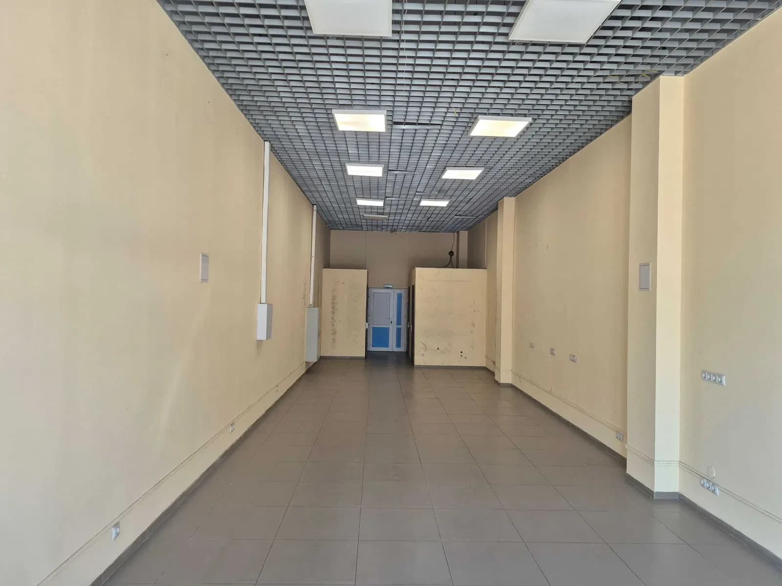 Магазин, Подільський: фасадний вхід, вільне планування, гостьовий паркінг - фото 3