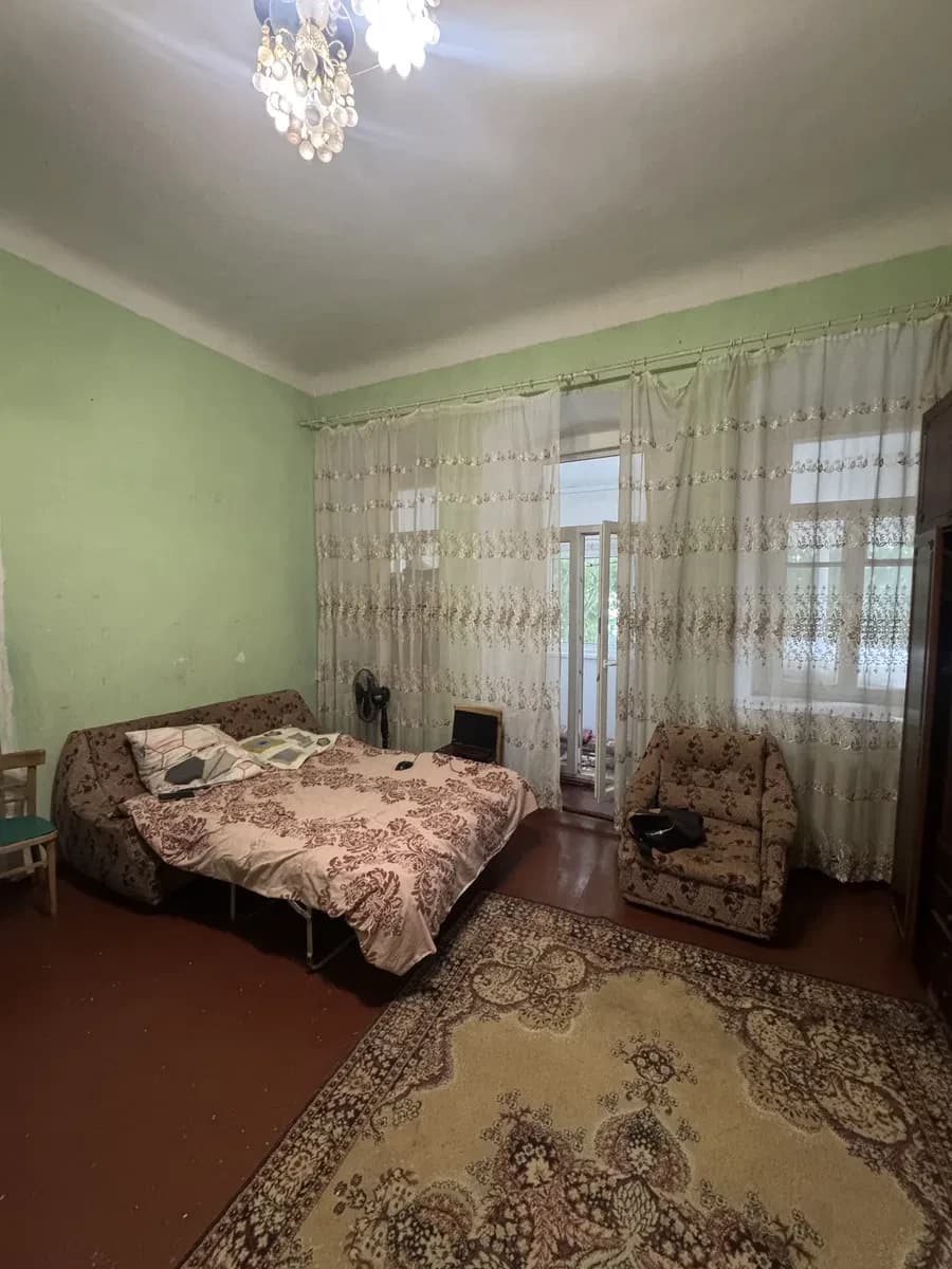 3-кімнатна квартира, Кам'янець-Подільський: прохідні кімнати, засклений балкон