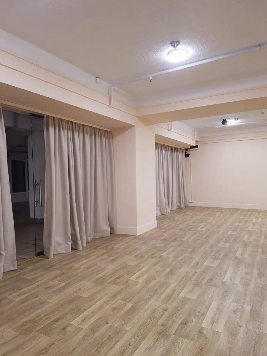 Зал студії LIATRIS, Чернівці: великі дзеркала, заняття на підборах - фото 2