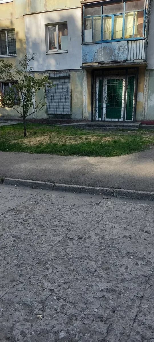 2-кімнатна квартира, Кам’янське: під магазин або офіс, стоянка під ґанком