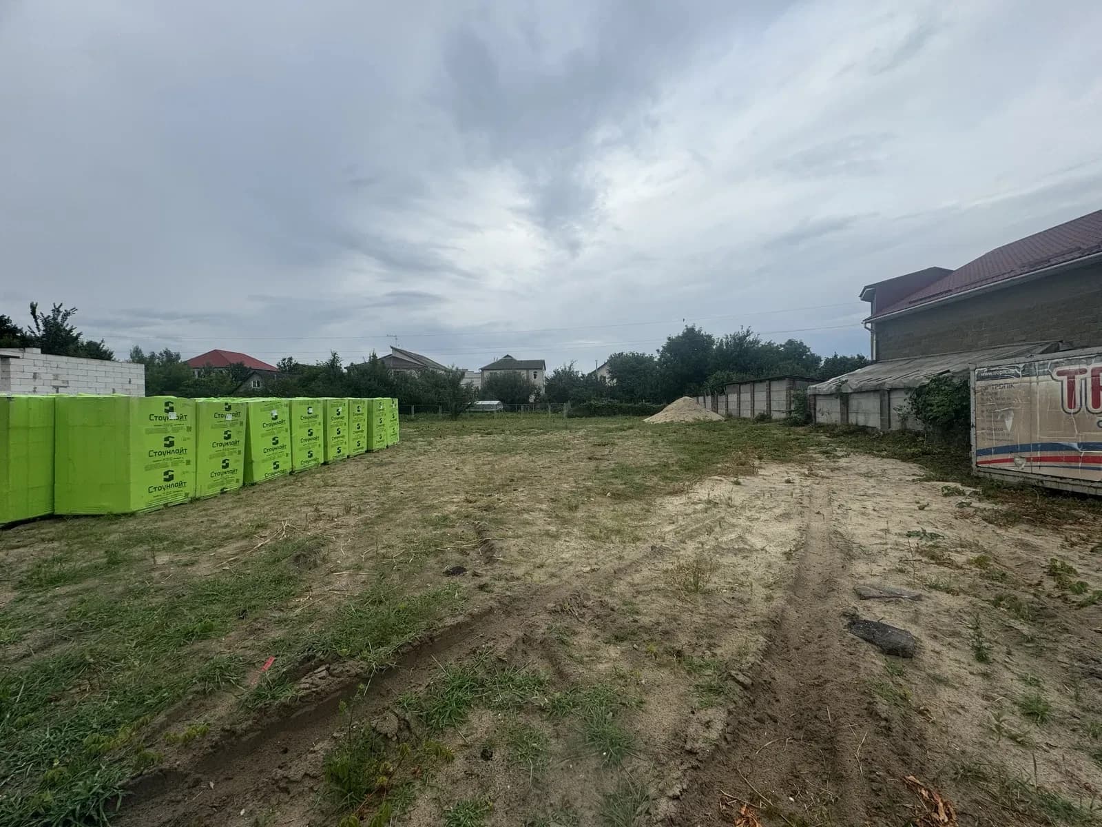 Ділянка 10 соток, Бровари: світло на ділянці, газоблок, вагончик - фото 1