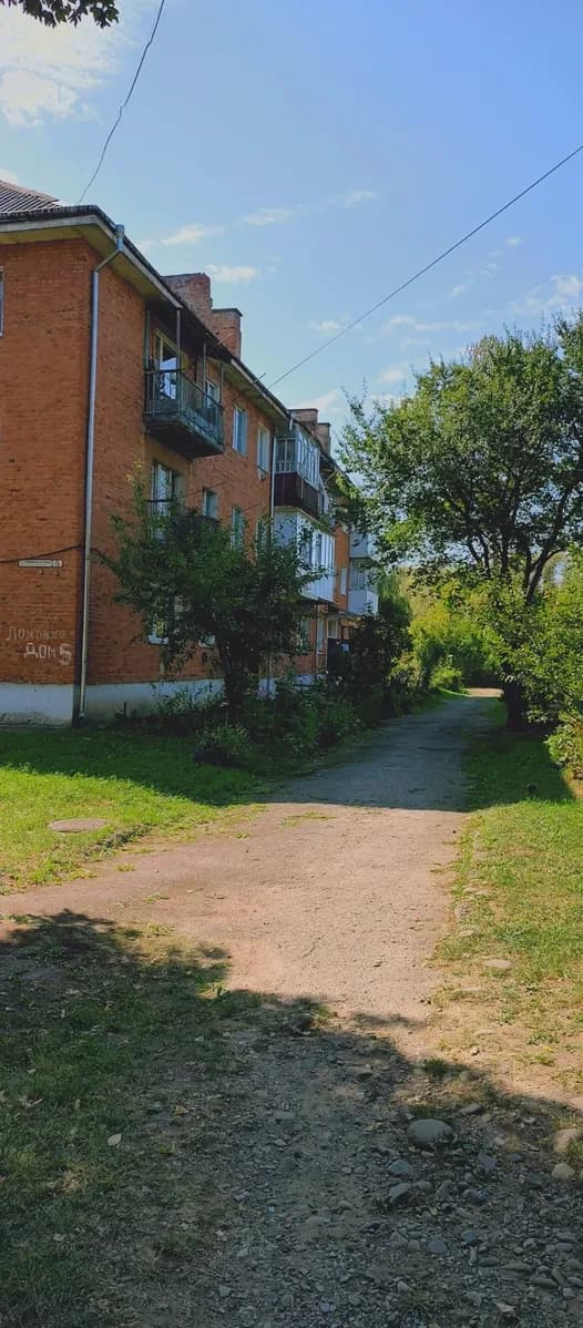 1-кімнатна квартира, Надвірна: школа і садочок поруч, перший поверх