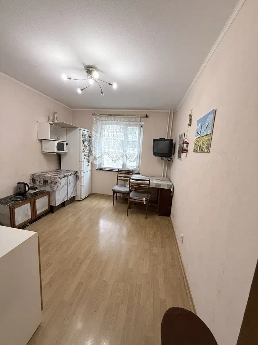 3-кімнатна квартира, Дарницький: метро Позняки 15 хв, роздільні кімнати