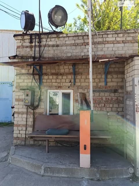 Спеціальне приміщення, Дніпровський: на зупинці, кран-балка - фото 2