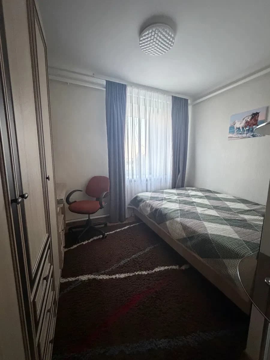 4-кімнатна квартира, Романів: власний гараж, дитячий садочок у дворі