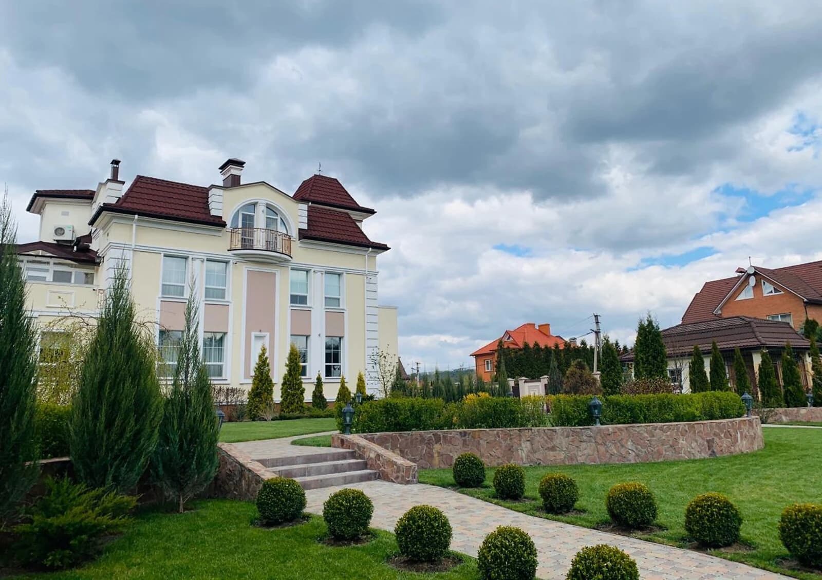 Будинок, Київ: дизайнерське оформлення, веранда, гараж - фото 1