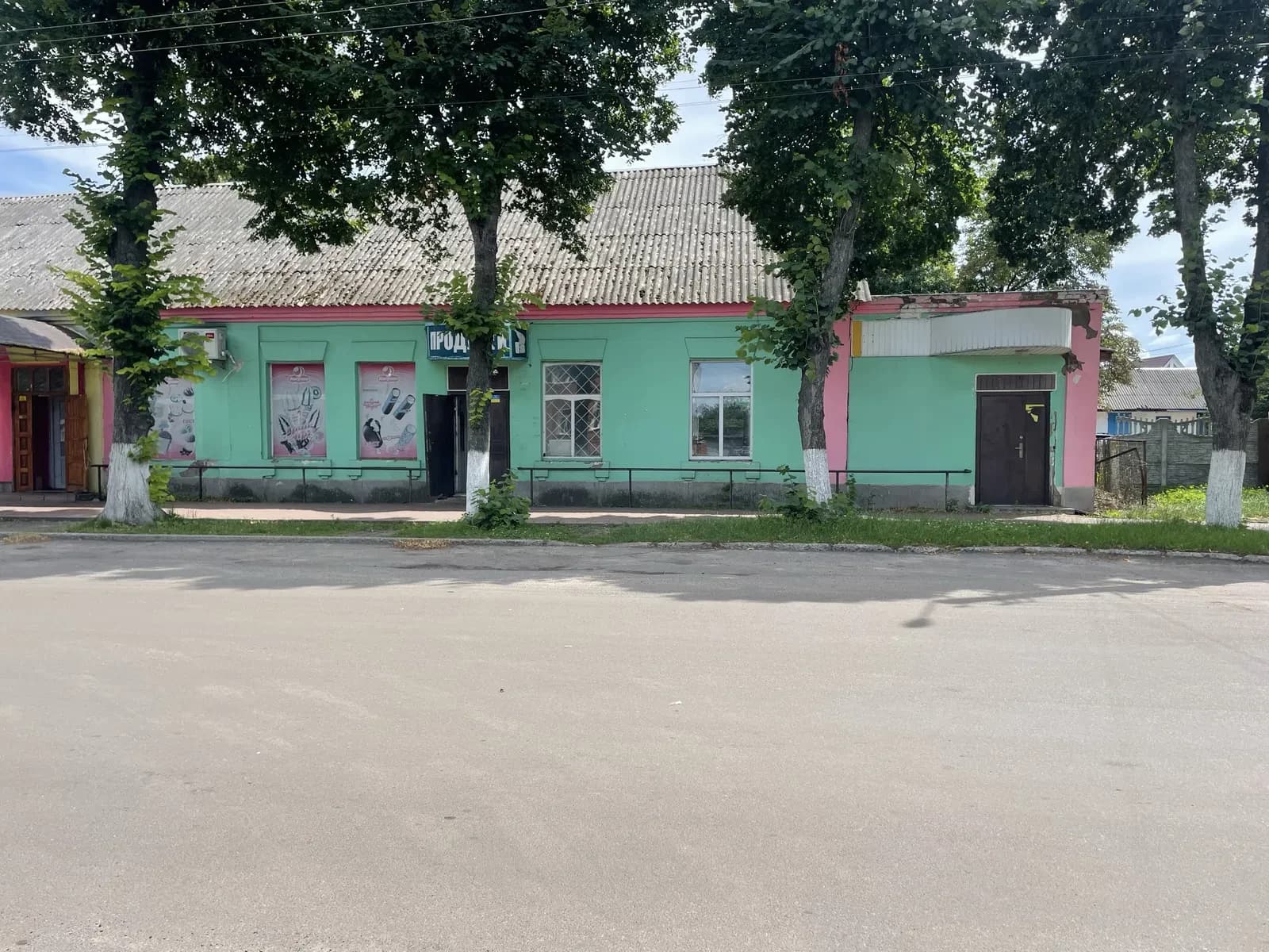 Магазин у центрі міста: фасадне приміщення, санвузол - фото 1