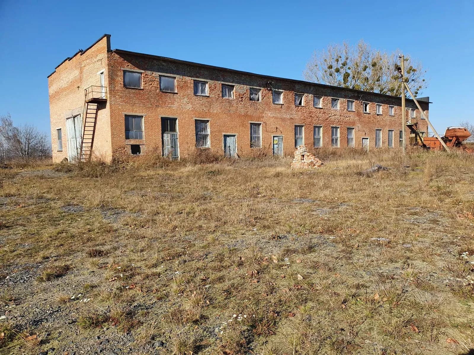 Склад, Садів: кран-балка 10 т, тверде покриття 1 га