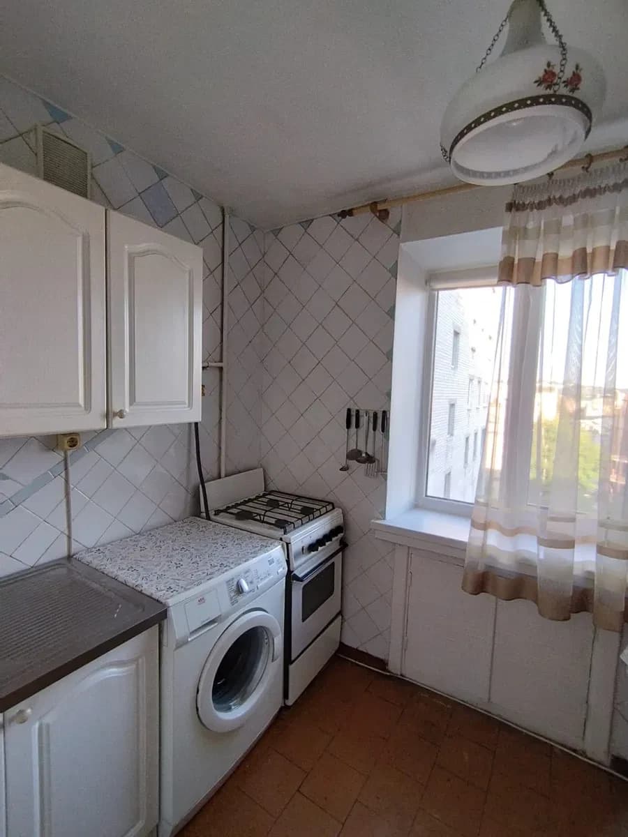 3-кімнатна квартира, Поділ: косметичний ремонт, поруч метро і Дніпро