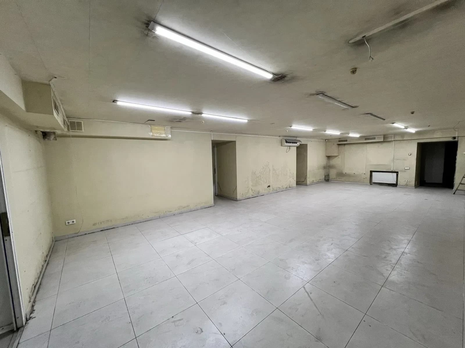 Приміщення у центрі: фасад, 2 входи, торг - фото 4