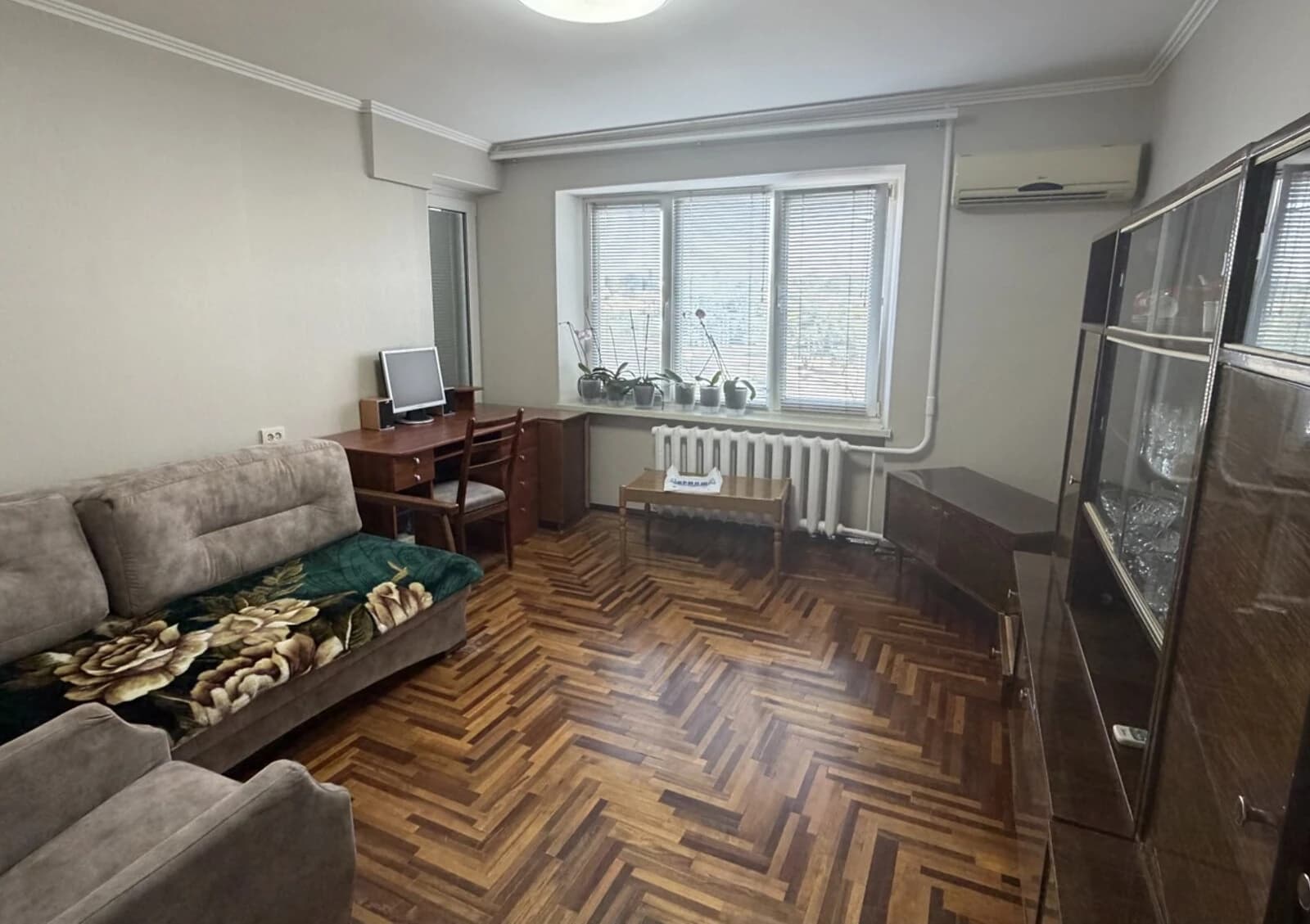 2-кімнатна квартира, Комунарський: косметичний ремонт, балкон