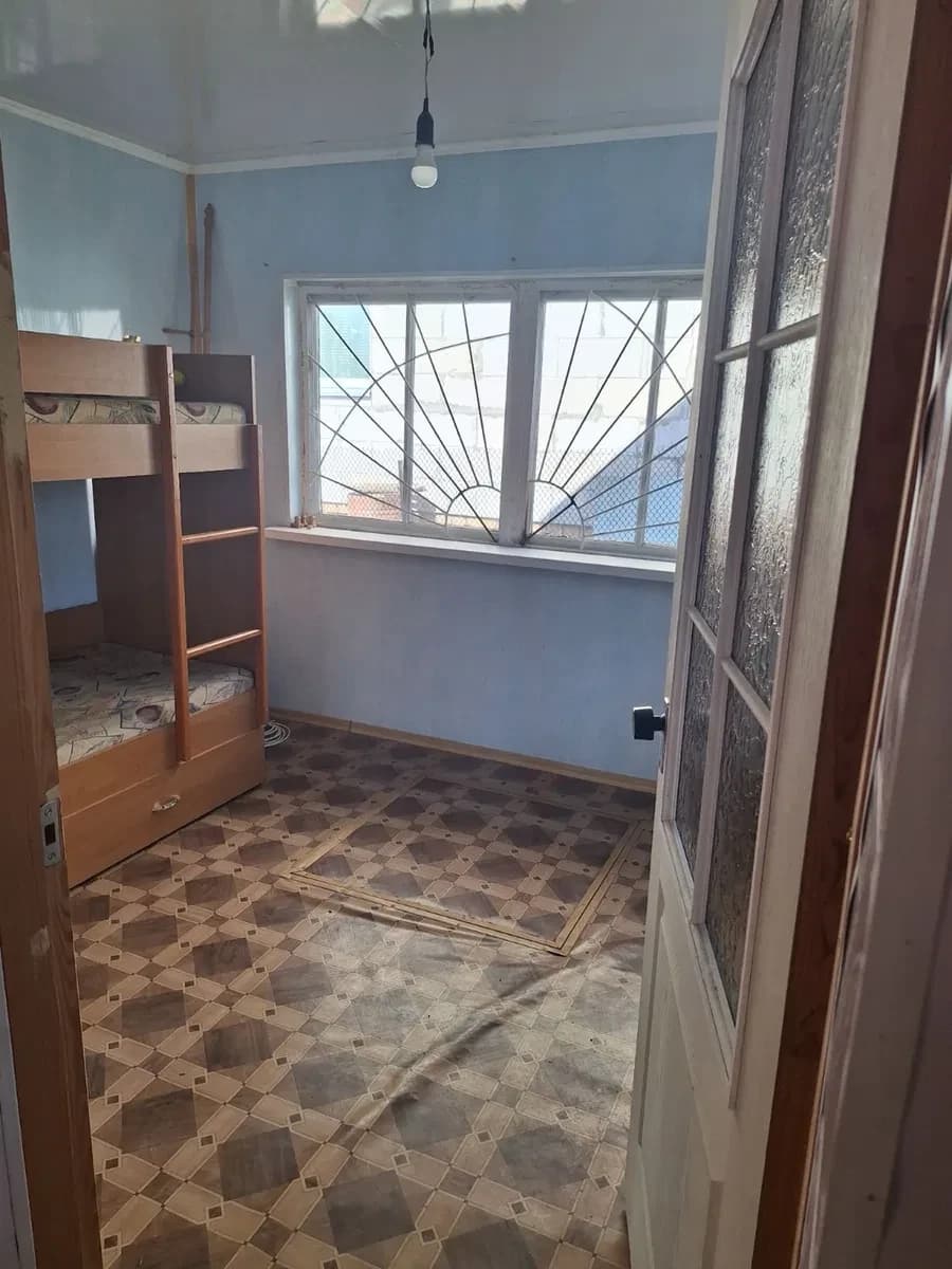 Дача, Глеваха: зариблене озеро поруч, світло в будинку
