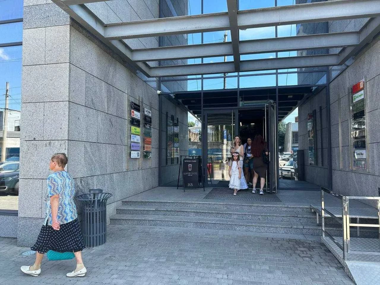 Приміщення у БЦ LUX: панорамні вікна, генератор, підведення води - фото 2