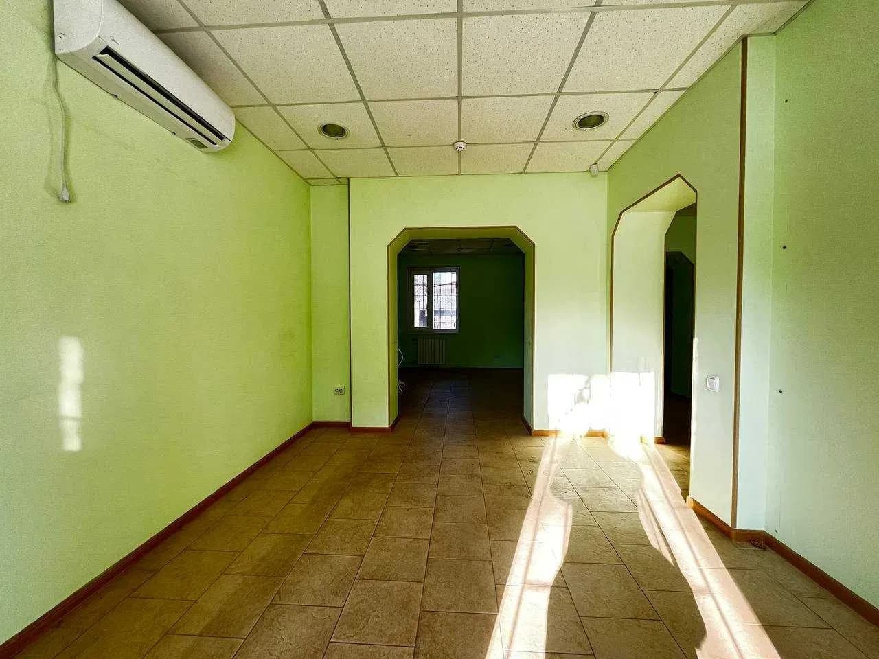 Приміщення, Покровський: фасадне, два входи, панорамні вікна - фото 4