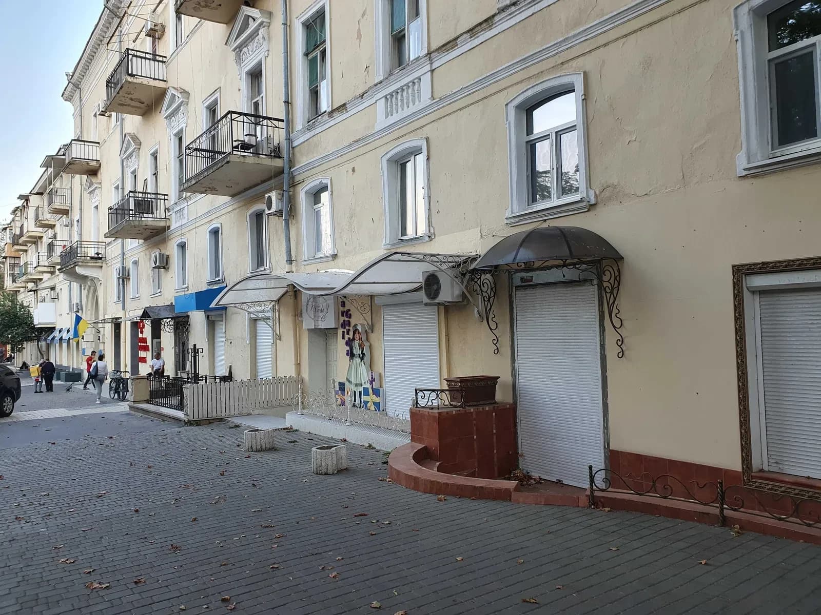 Магазин, Приморський: фасадне, будинок Попудова, запасний вихід - фото 2