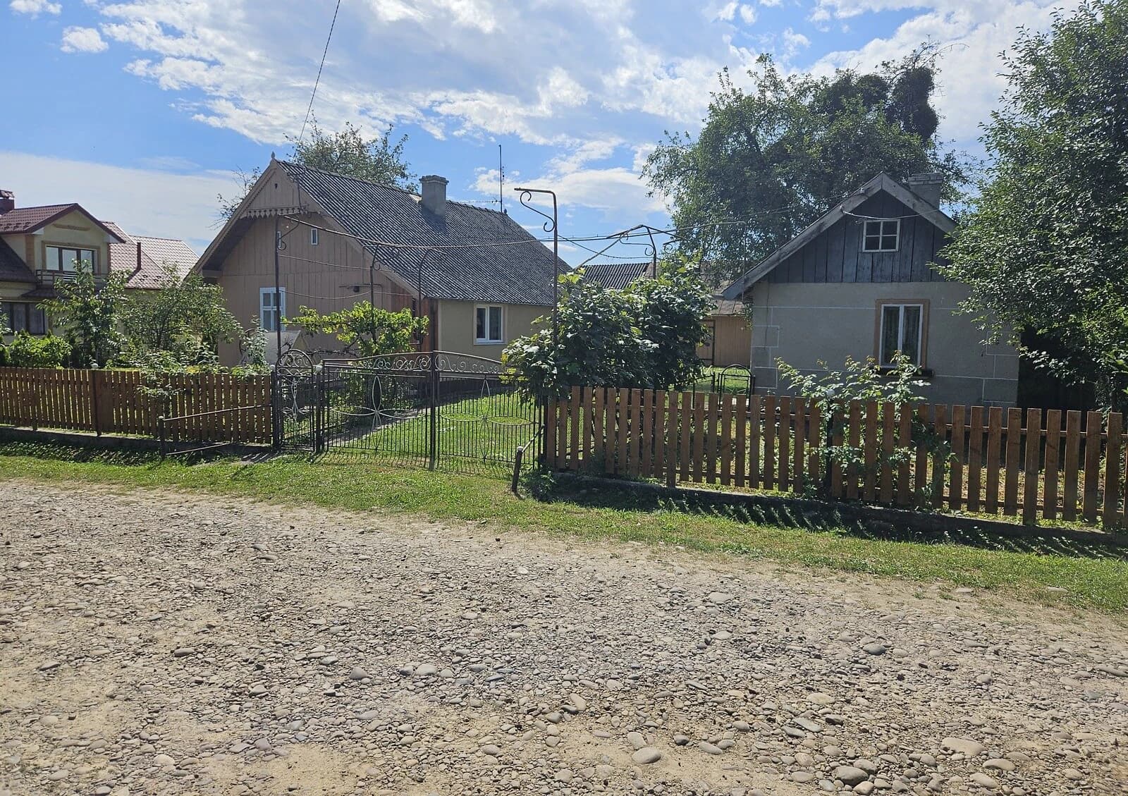Будинок, Студінка: гараж із підвалом, 25 соток, криниця