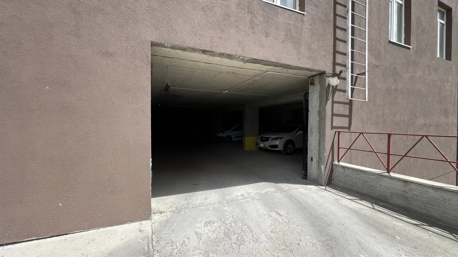 Паркомісце у ЖК «Амстердам»: комірка, автоматичні ворота - фото 2