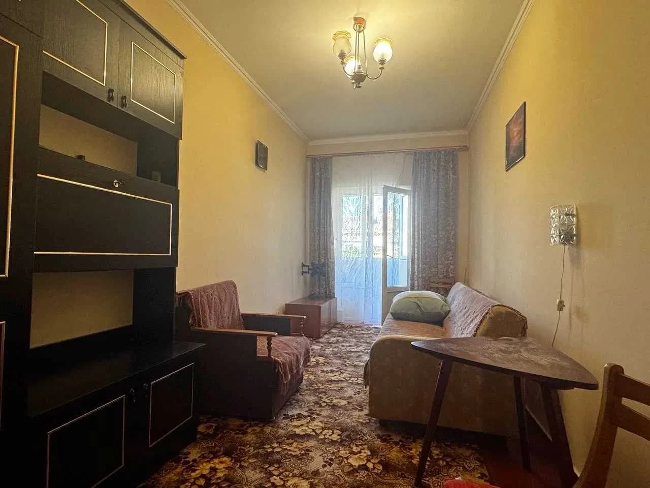 2-кімнатна квартира, Чернівці: київка, горище, засклений балкон - фото 1