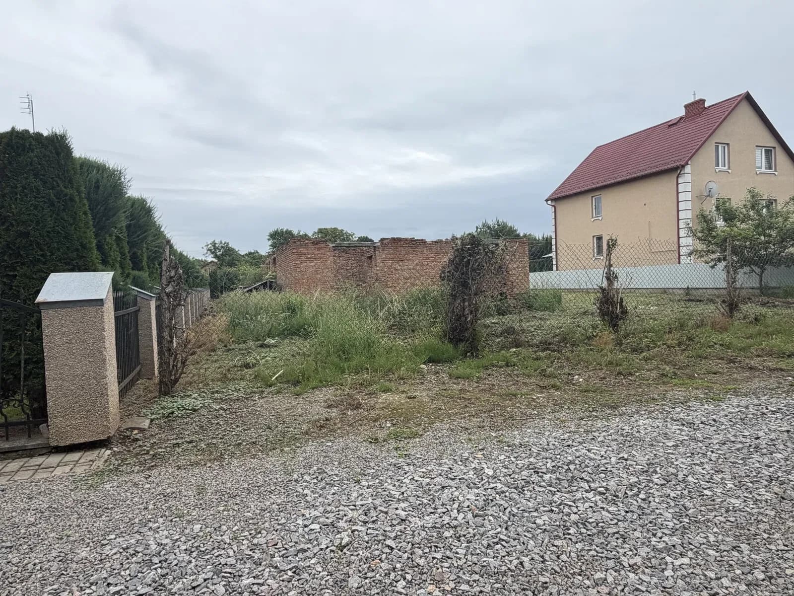Ділянка 16 соток, Мостиська: незавершений будинок, комунікації - фото 1