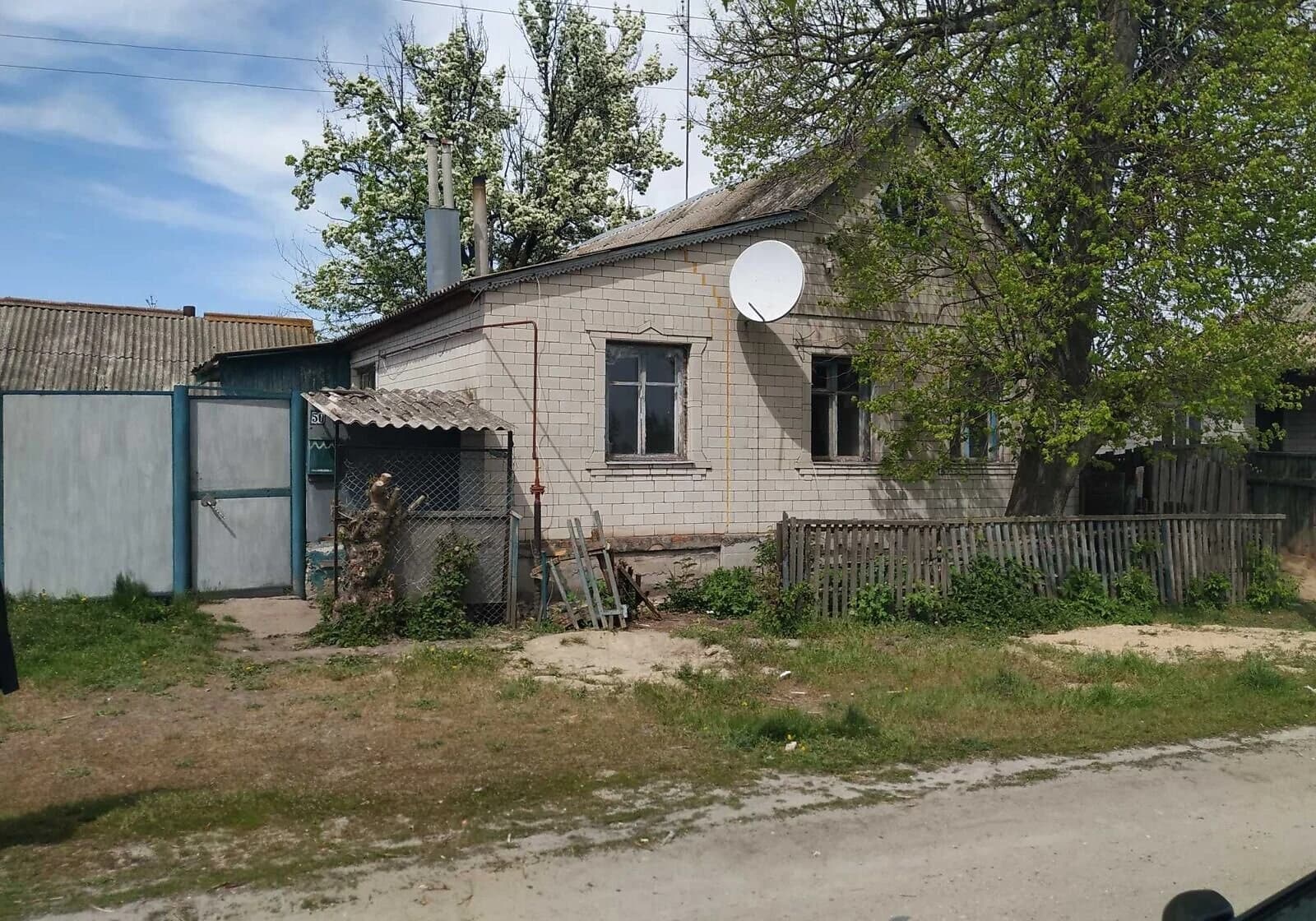 Будинок, Буринь: брусові стіни, літня кухня, сад