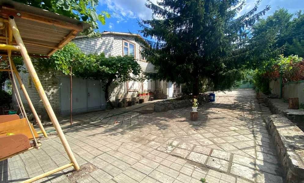 Будинок, Водяне: гараж на дві машини, камін ручної роботи